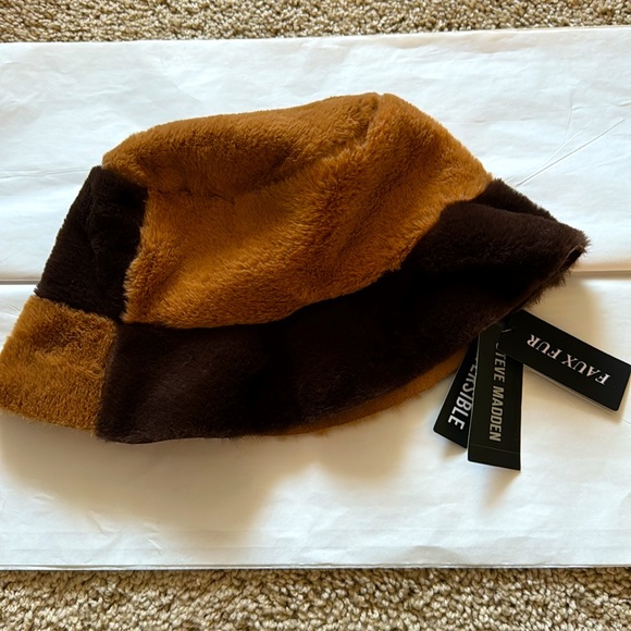 Steve Madden Women’s Reversible Faux Fur and  Suede Bucket Hat - Picture 3 of 4